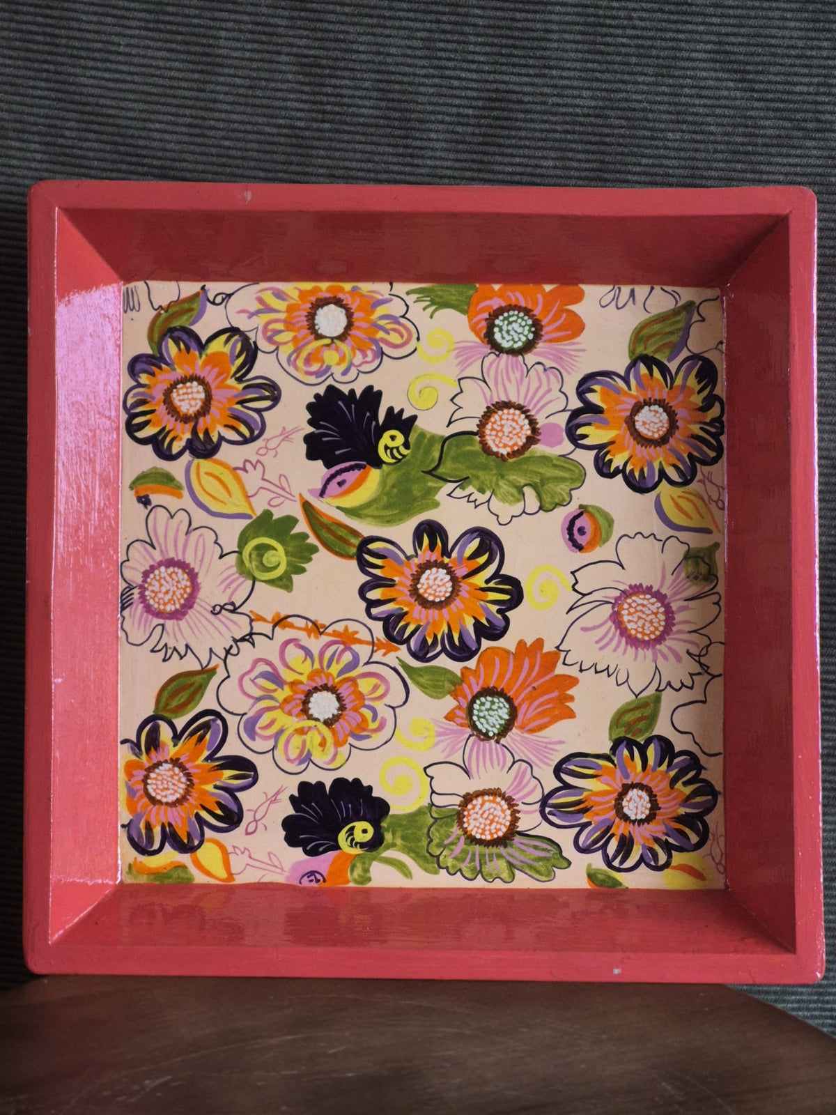 Handbeschilderd dienblad bloemen en bijen